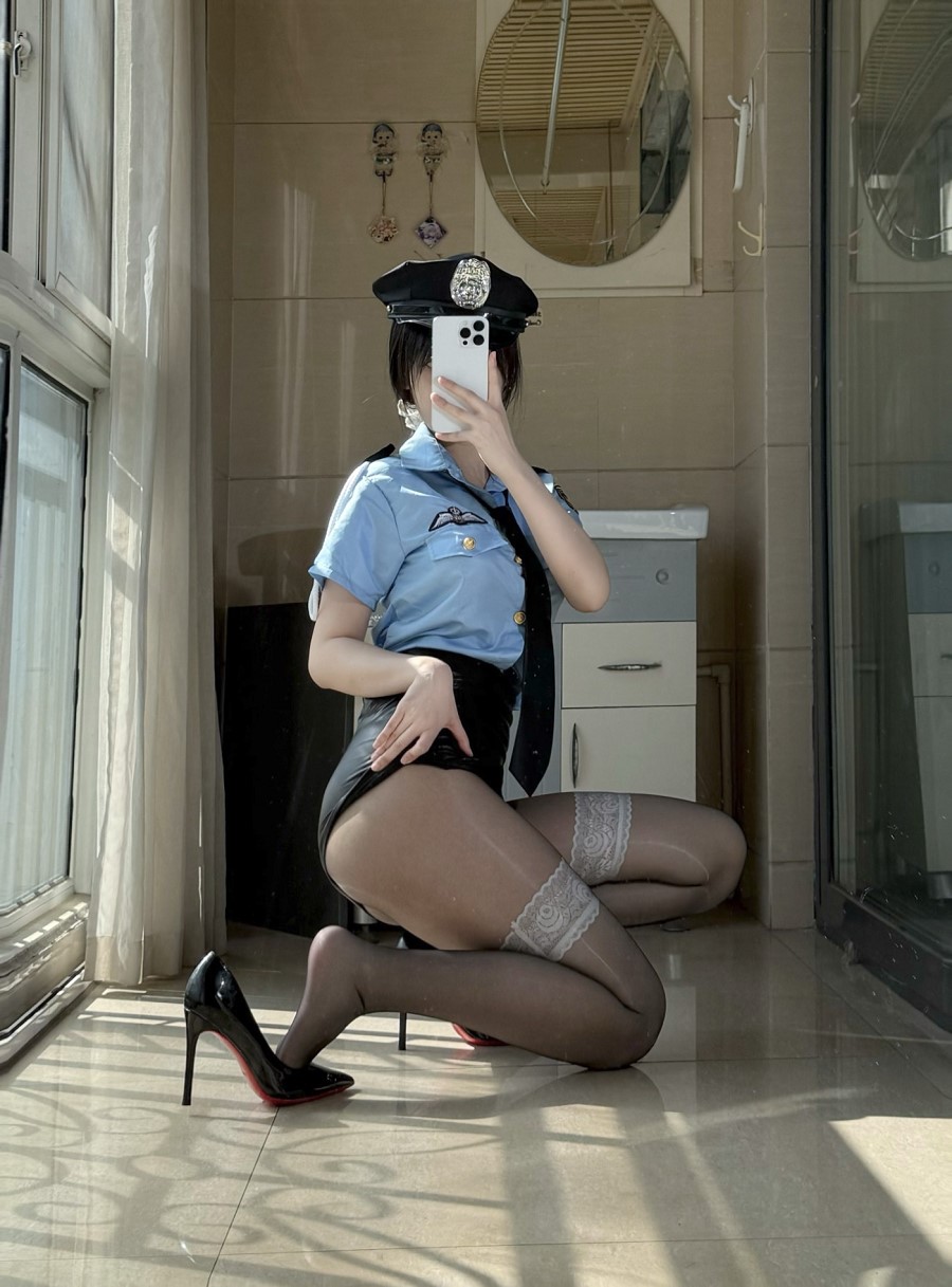 不可爱羚-定制-黑丝白丝女警[48P+8V] 小姐姐 预览3图