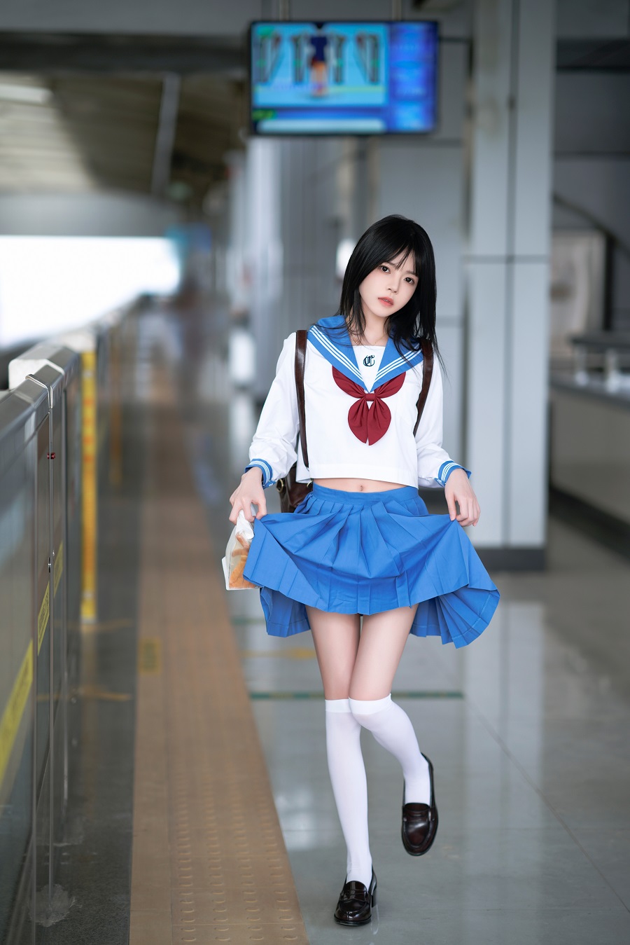 桜桃喵-地铁JK[33P] 小姐姐 预览3图