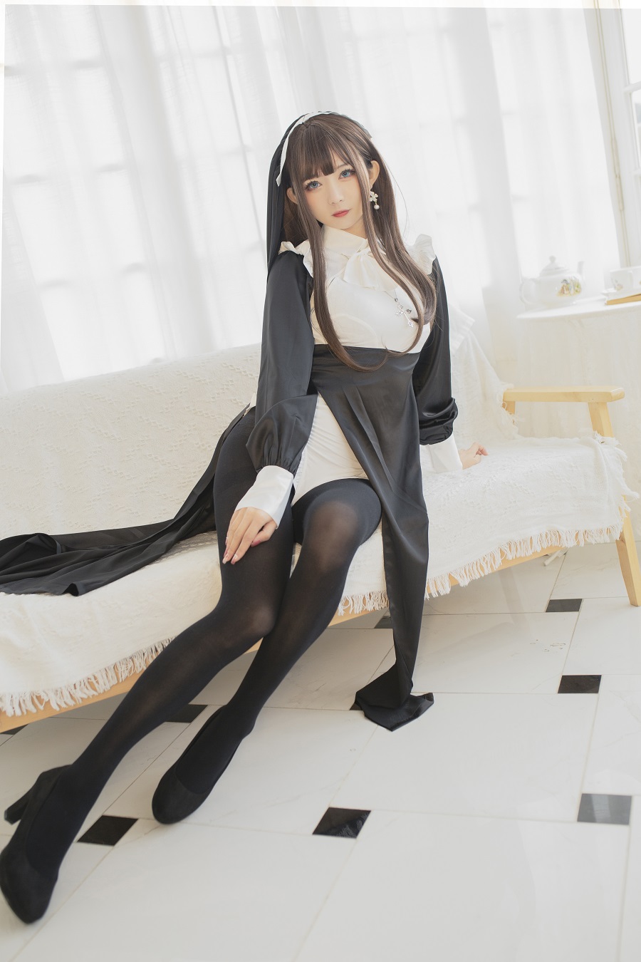 51酱-修女[24P] 小姐姐 预览1图
