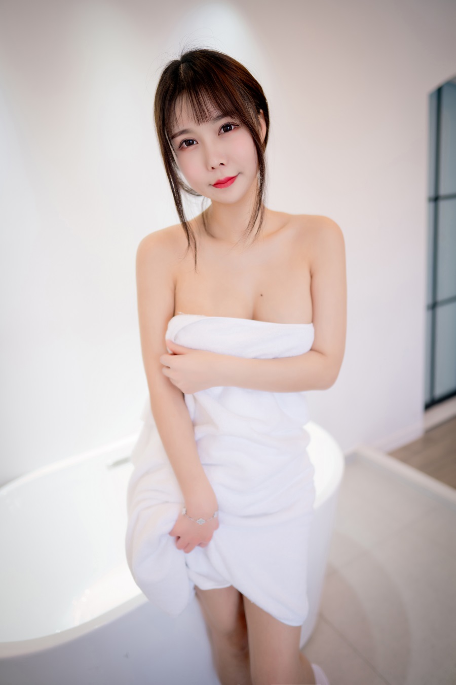 亚马逊鲶鱼-浴巾[18P] 小姐姐 预览1图