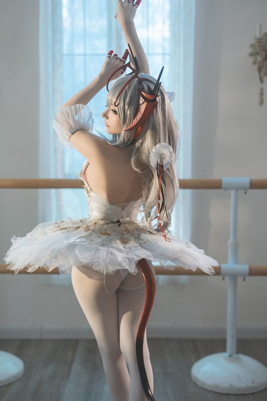 是三不是世w-明日方舟-W芭蕾[27P] 小姐姐 预览2图